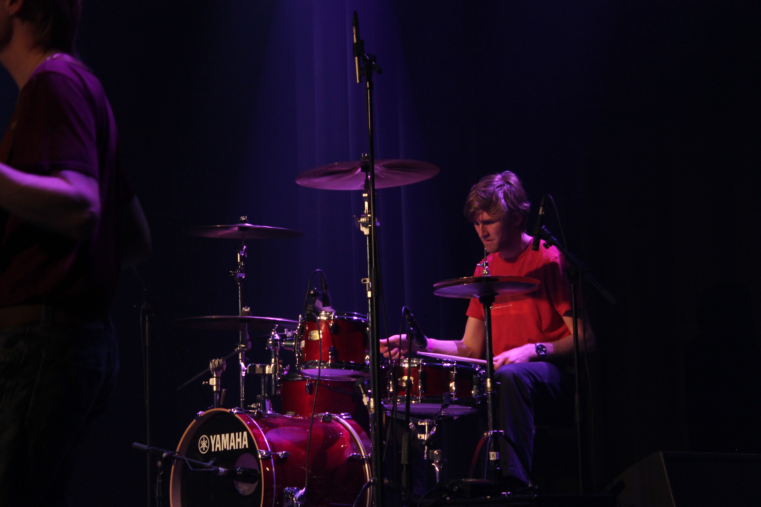 Jakob Schoubye Poulsen på trommer